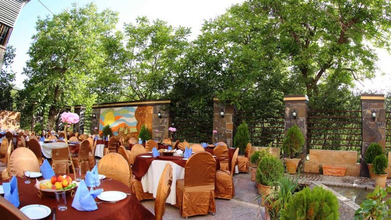 رستورای فضای باز 1 هتل پارسیان همدان